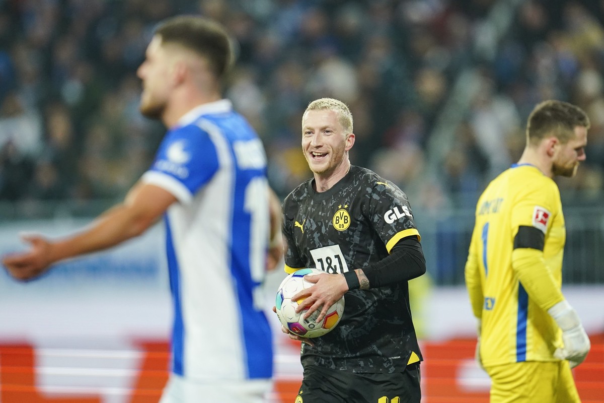 13.01.2024, Hessen, Darmstadt: Fußball: Bundesliga, SV Darmstadt 98 - Borussia Dortmund, 17. Spieltag, Merck-Stadion am Böllenfalltor. Dortmunds Torschütze Marco Reus (M) jubelt über das Tor zum 0:2.  ...