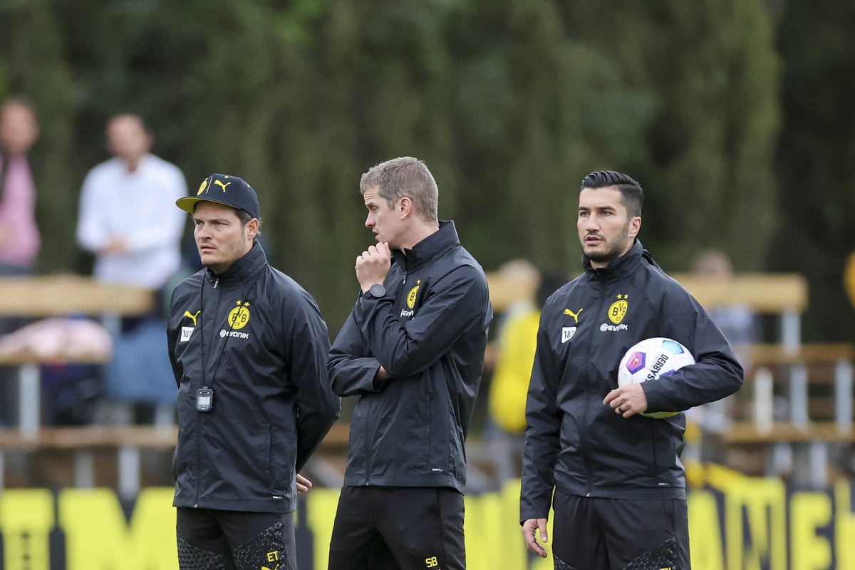 Trainer Edin Terzic Borussia Dortmund, Co-Trainer Sven Bender Borussia Dortmund und Co-Trainer Nuri Sahin Borussia Dortmund unterhalten sich, Training Tag 2, Winter-Trainingslager Borussia Dortmund, B ...