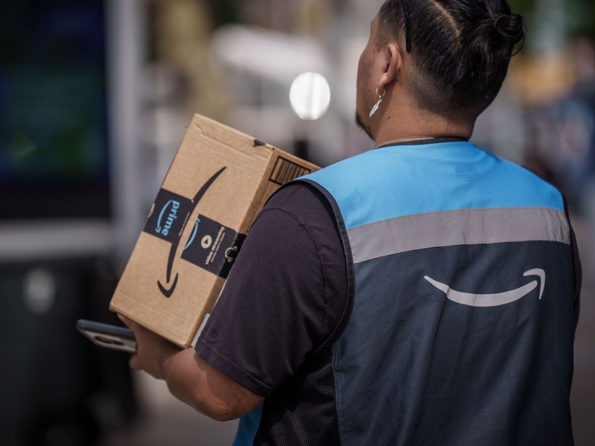 ARCHIV - 16.09.2023, USA, New York: Ein Amazon Bote liefert ein Paket in Manhatten aus. Amazon hat Umsatz und Gewinn im vergangenen Quartal dank seines Handelsgesch