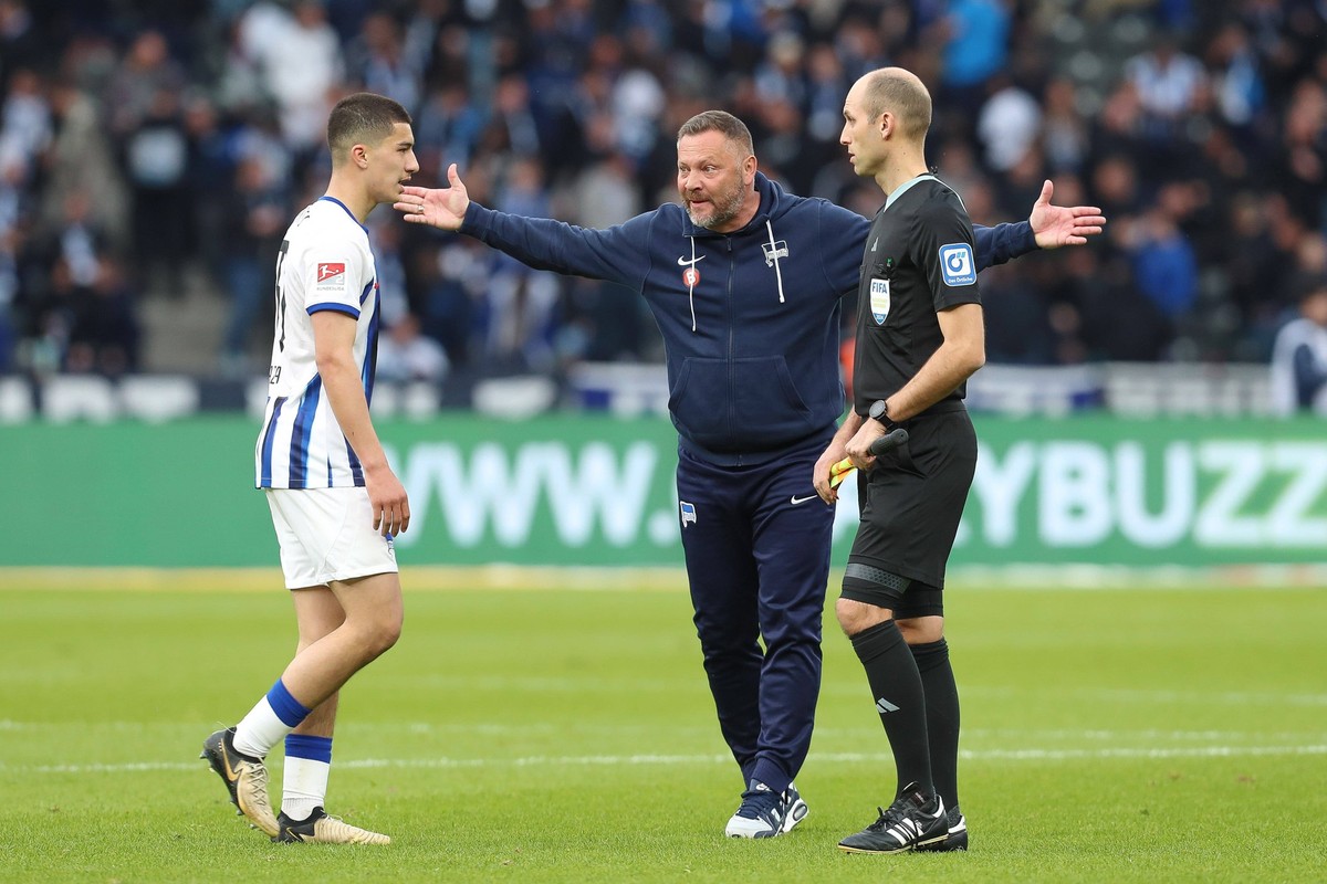 26.04.2024, xtgx, Fussball - 2.Bundesliga, Hertha BSC Berlin - Hannover 96 emspor, v.l. Pal Dardai Hertha, Trainer Reklamiert, beschwert sich, schimpft Ibrahim Maza Hertha, 30 DFL/DFB REGULATIONS PROH ...