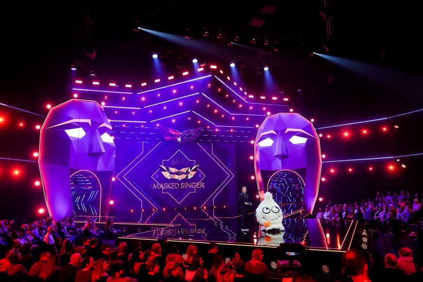 10.03.2020, Nordrhein-Westfalen, K�ln: Die Figur �Der Wuschel� steht in der Prosieben-Show �The Masked Singer� neben Moderator Matthias Opdenh�vel auf der B�hne. Foto: Rolf Vennenbernd/dpa +++ dpa-Bil ...