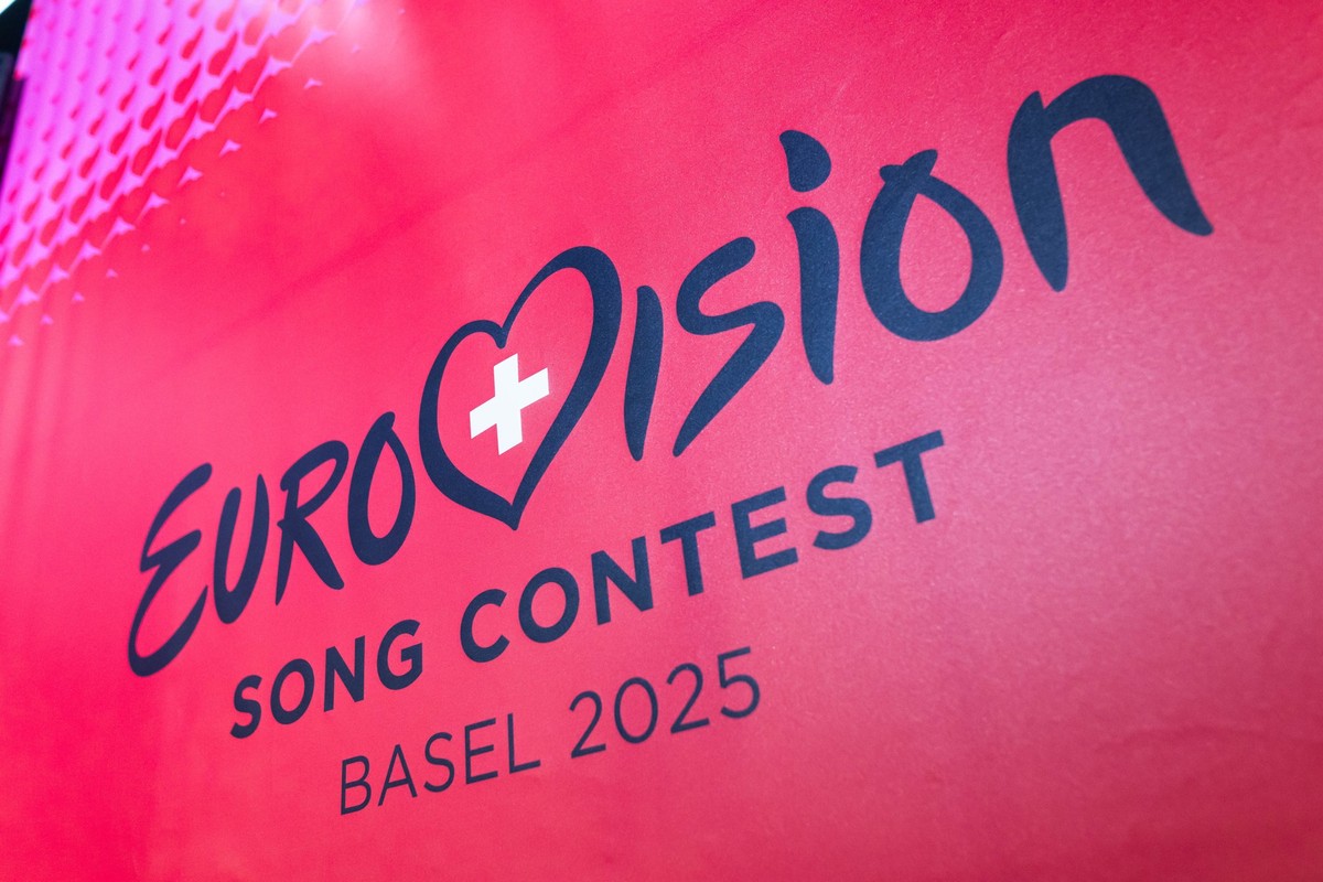 ARCHIV - 16.12.2024, Schweiz, Basel: Das Logo des Eurovision Song Contest (ESC) 2025 ist auf einem Banner zu sehen. Veranstaltet wird der Eurovision Song Contest 2025 in Basel. (zu dpa: «Schweizer bek ...