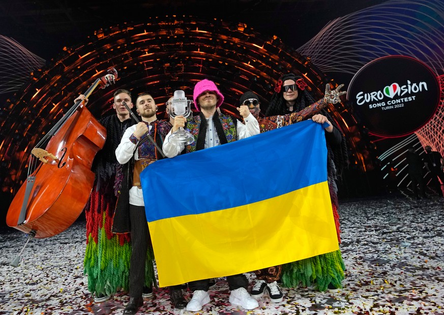 Die Gruppe Kalush Orchestra aus der Ukraine jubelt über den Sieg des Eurovision Song Contest (ESC). Der nächste ESC findet wegen des russischen Angriffskriegs nicht beim diesjährigen Sieger Ukraine statt.