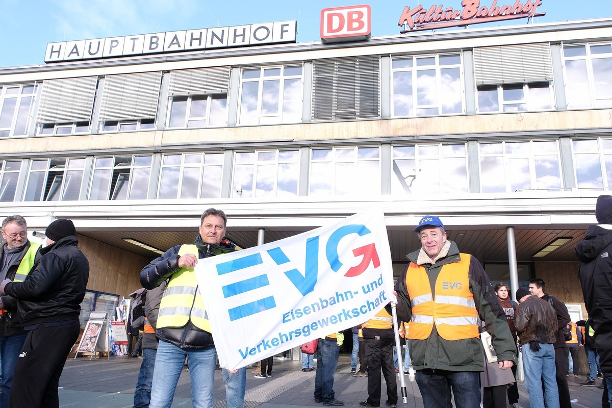 27.03.2023 xkhx Kassel Warnstreik EVG und Verdi Gemeinsamer Streik der Gewerkschaft Verdi und der Eisenbahn- und Verkehrsgewerkschaft EVG Stillstand beim Bus- und Bahnverkehr *** 03 27 2023 xkhx Kasse ...
