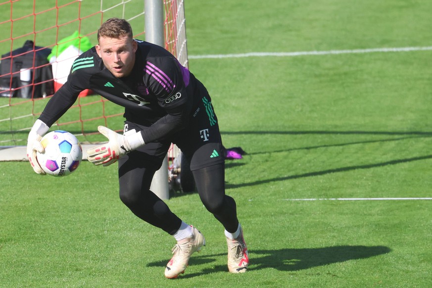 18 Daniel Peretz, Portraet, Portrait, am Ball, Handschuhe, Torwarthandschuhe, Einzelbild, Freisteller, Fussball / FC Bayern Muenchen / Training an der Saebenerstrasse / 10.10.2023 / FOTO: Mladen Lacko ...