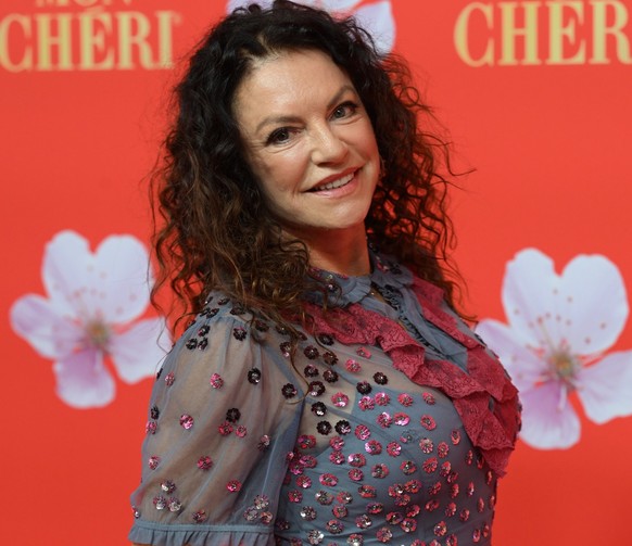 ARCHIV - 04.12.2024, Bayern, München: Die Schauspielerin Christine Neubauer kommt zum Mon-Cheri-Barbaratag ins Schloss Nymphenburg. (zu dpa: «Simone Thomalla und Christine Neubauer bei «Let&#039;s Dan ...