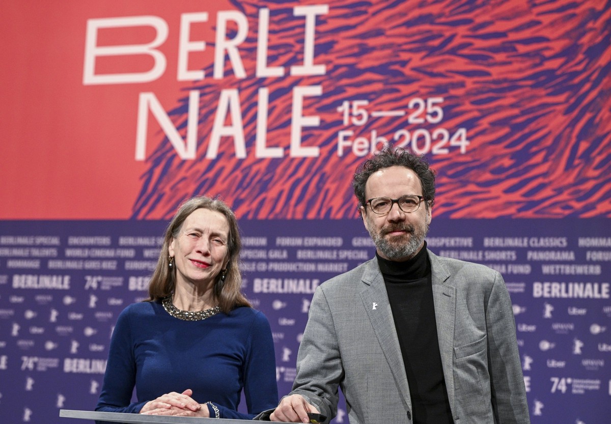 ARCHIV - 22.01.2024, Berlin: Das Leitungs-Duo der Berlinale, Mariette Rissenbeek, Geschäftsführerin, und Carlo Chatrian, künstlerischer Direktor, stehen vor Beginn der Pressekonferenz zur Vorstellung  ...