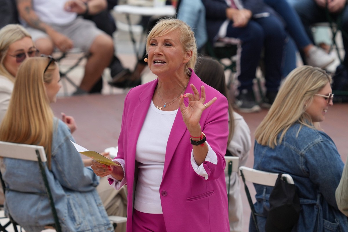 ZDF - Fernsehgarten. Moderatorin Andrea Kiwi Kiewel in der Unterhaltungsshow ZDF Fernsehgarten am 19.05.2024 in Mainz. Mainz ZDF - Fernsehgarten Rheinland-Pfalz *** ZDF Fernsehgarten presenter Andrea  ...