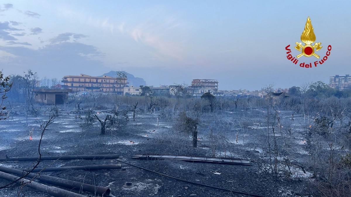 HANDOUT - 23.09.2023, Italien, Sizilien: Blick auf die Fl�che von einem Brand auf Sizilien, die kritischsten Probleme sind zwischen den Provinzen Palermo und Messina. Die Br�nde wurden durch hohe Temp ...