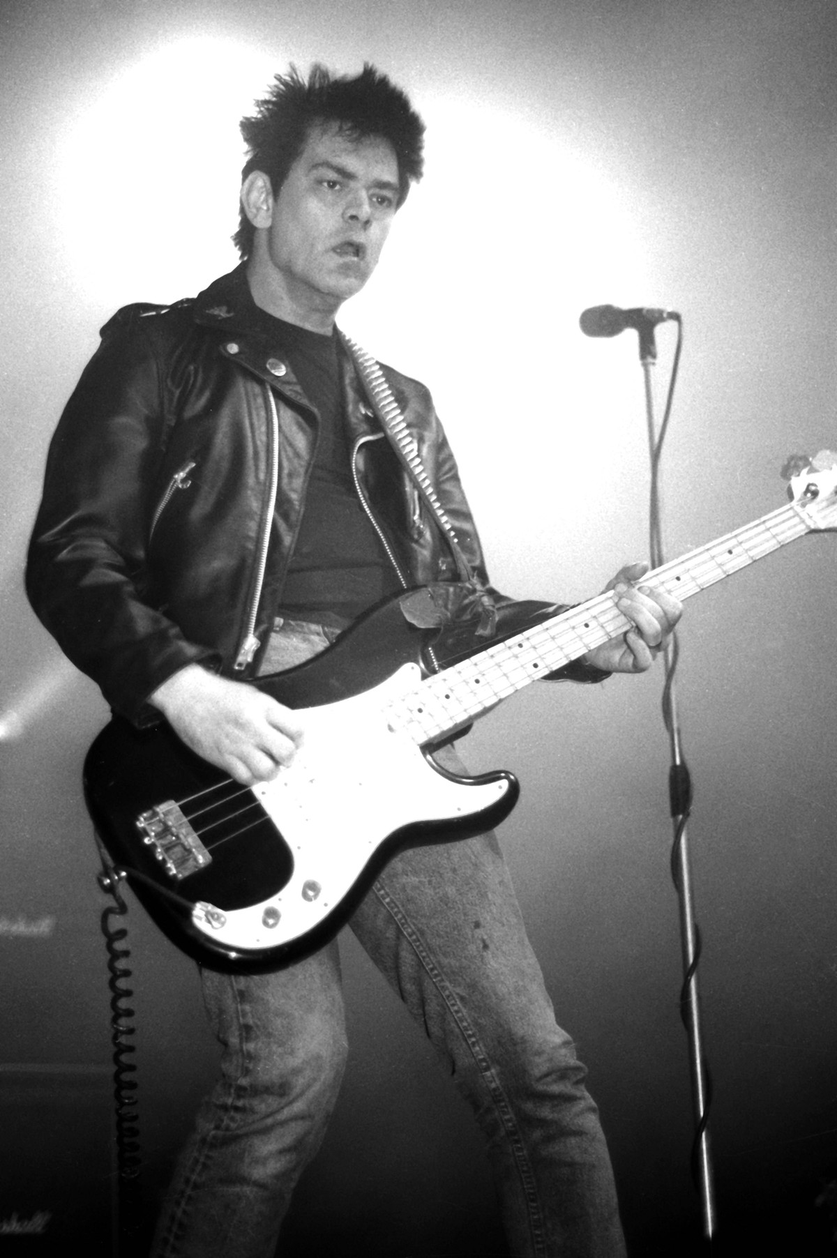 Dee Dee Ramone von den Ramones live im Lyceum. London, 27.02.1985 Foto:xR.xKeuntjex/xFuturexImage
Dee Dee Ramone from the Ramones Live in Lyceum London 27 02 1985 Photo XR xKeuntjex xFuturexImage