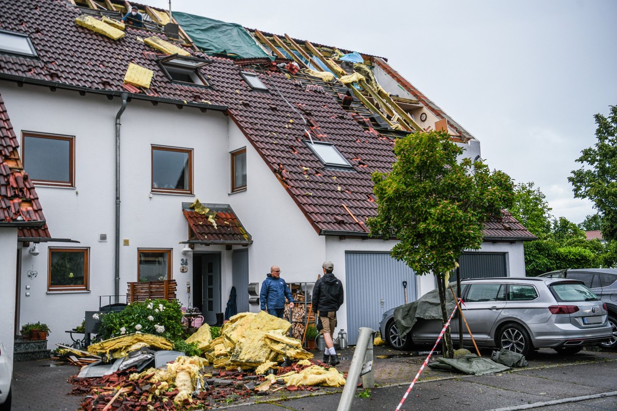 04.06.2025, Baden-Württemberg, Ulm: Nach dem Unwetter ist das Dach eines Reihenhauses im Stadtteil Donaustetten stark beschädigt. Menschen seien nicht verletzt worden. Die Feuerwehr gehe von einer sta ...