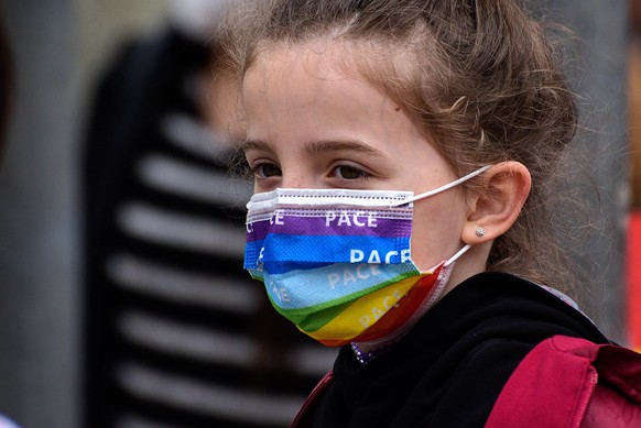April 8, 2022, Rome, Italy: An elementary school student wears a protective mask with peace symbols during the demonstration. The Youth for Peace , a movement of children and very young people linked  ...