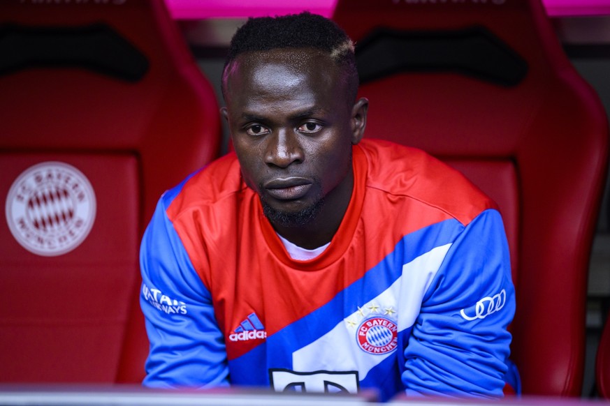 13.05.2023, Bayern, München: Fußball: Bundesliga, Bayern München - FC Schalke 04, 32. Spieltag, Allianz Arena. Münchens Sadio Mane sitzt vor dem Spiel auf der Auswechselbank. Foto: Tom Weller/dpa - WI ...