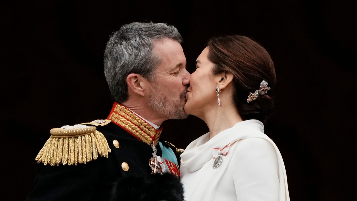 14.01.2024, Dänemark, Kopenhagen: Dänemarks König Frederik X. küsst seine Frau, Dänemarks Königin Mary, auf dem Balkon von Schloss Christiansborg. Der bisherige Kronprinz Frederik ist nach der Abdanku ...