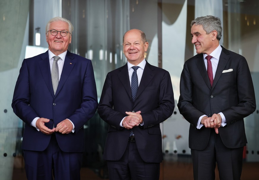 03.10.2023, Hamburg: Bundespräsident Frank-Walter Steinmeier (l-r), Bundeskanzler Olaf Scholz (SPD) und Stephan Harbarth, Präsident des Bundesverfassungsgerichts, unterhalten sich bei einem Gruppenfot ...