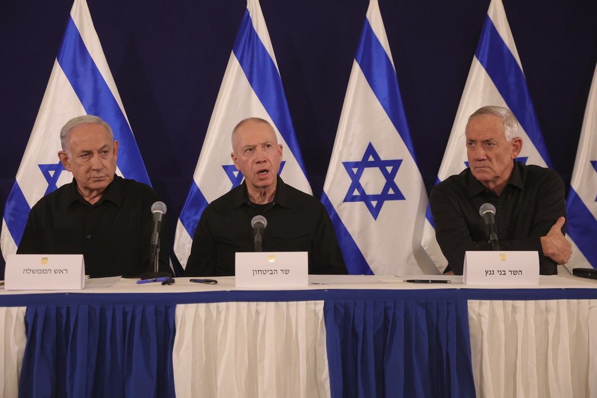 ARCHIV - 28.10.2023, Israel, Tel Aviv: Der israelische Premierminister Benjamin Netanjahu (l-r), Verteidigungsminister Yoav Gallant und Kabinettsminister Benny Gantz sprechen während einer Pressekonfe ...