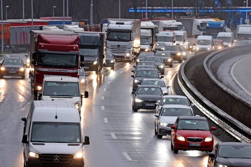 Lastwagen und Autos stauen sich auf der Autobahn A45 an der Raststaette Siegerland West zwischen Freudenberg und Siegen, Fahrtrichtung Frankfurt Verkehrswesen im Siegerland am 13.01.2023 in Freudenber ...