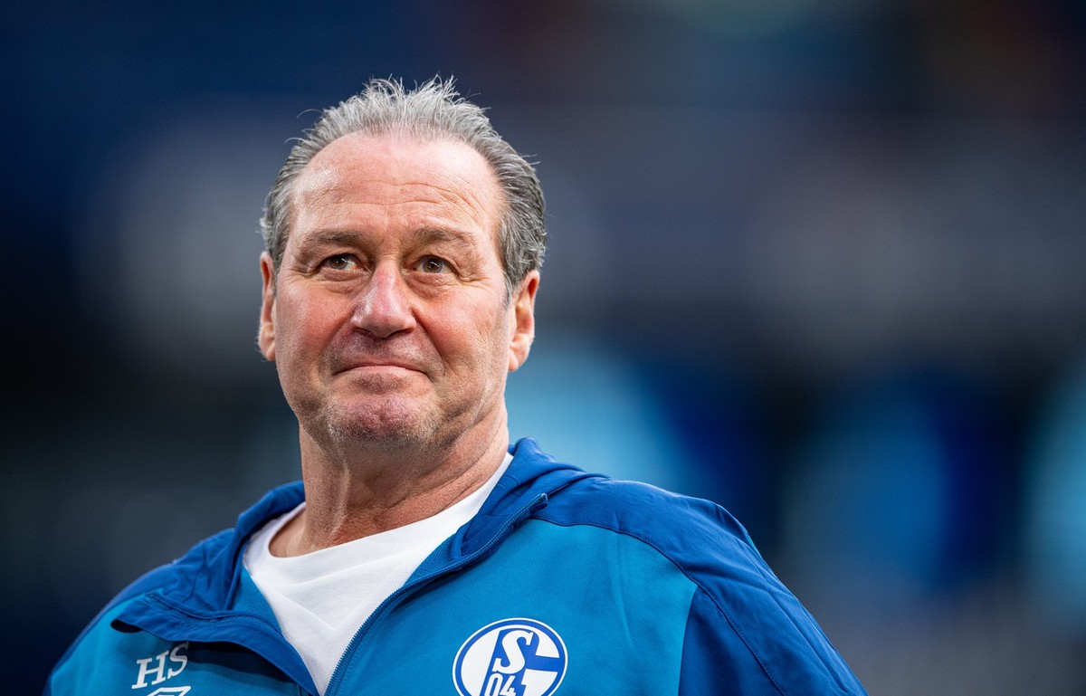 ARCHIV - 19.12.2020, Nordrhein-Westfalen, Gelsenkirchen: Fu�ball: Bundesliga, FC Schalke 04 - Arminia Bielefeld, 13. Spieltag in der Veltins Arena. Schalkes damaliger Interimstrainer Huub Stevens steh ...