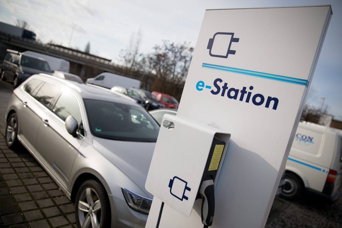 ARCHIV - 02.02.2016, Berlin: Ein Elektro-Fahrzeug wird in Berlin an einer Ladestation aufgeladen. Audi will dieses Jahr drei weitere Schnelllade-Stationen im Z�richer Bankenviertel, in Salzburg und in ...