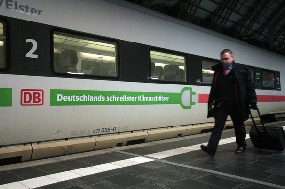 ICE Intercity Express III der DB Deutsche n Bahn mit Aufschrift Deutschlands schnellster Klimasch�tzer mit gr�nem Farbband und Piktogramm einer Steckdose im Hauptbahnhof Frankfurt, Hessen Deutschland  ...