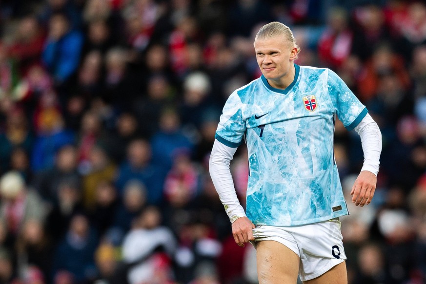 220329 Erling Braut Haaland of Norway in pain during the International Friendly, Länderspiel, Nationalmannschaft football match between Norway and Armenia on March 29, 2022 in Oslo. Photo: Vegard Grot ...