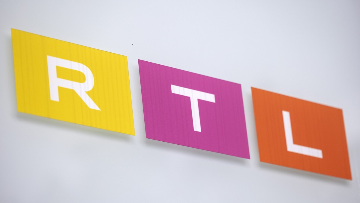 ARCHIV - 08.08.2023, Nordrhein-Westfalen, Köln: Das Logo des Fernsehsenders RTL ist auf einem Hinweisschild vor dem Gebäude des Sendezentrums in Köln zu sehen. RTL zeigt einige Folgen der Sendung «Pro ...