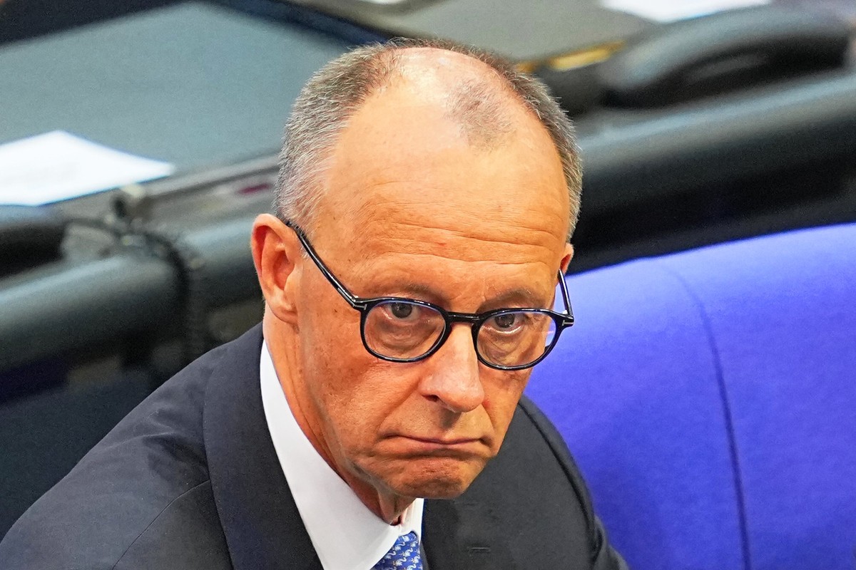 06.05.2025, Berlin: Der designierte Bundeskanzler Friedrich Merz (CDU) reagiert im Bundestag bei der Kanzlerwahl. Merz ist bei der Kanzlerwahl im Bundestag im ersten Wahlgang durchgefallen. Foto: Mich ...