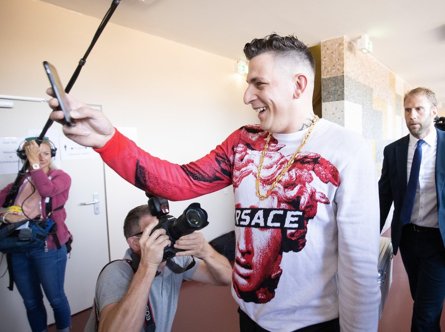 23.06.2020, Hamburg: Der Rapper Gzuz (M), Mitglied der Hamburger Hip-Hop-Gruppe 187 Strassenbande, und sein Anwalt Christopher Posch (r) gehen zu einem Prozess in den provisorischen Gerichtssaal im St ...