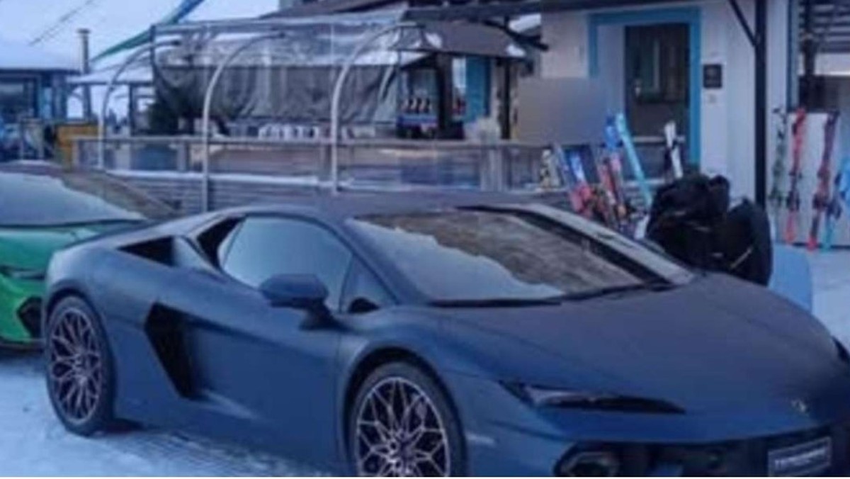 Zwei Lamborghinis vor der Comici-Hütte in Südtirol.