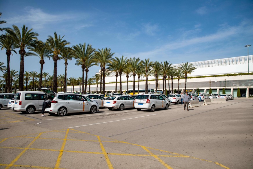 20210401 Tourists arrive at Palma de Mallorca Airport PALMA, SPAIN - APRIL 1 2021 : Taxis at Palma de Mallorca Ariport at - Tourists arrive at Palma de Mallorca Airport on April 1, 2021 in Palma, . ** ...