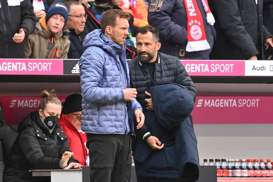 Julian Nagelsmann (l.) und Sportvorstand Hasan Salihamidžić beim Bundesliga-Spiel gegen den FC Augsburg.