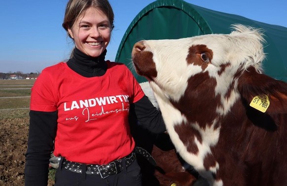 Die junge Landwirtin Anna-Maria Stürzer betreibt gemeinsam mit ihrem Vater einen Landwirtschaftsbetrieb.