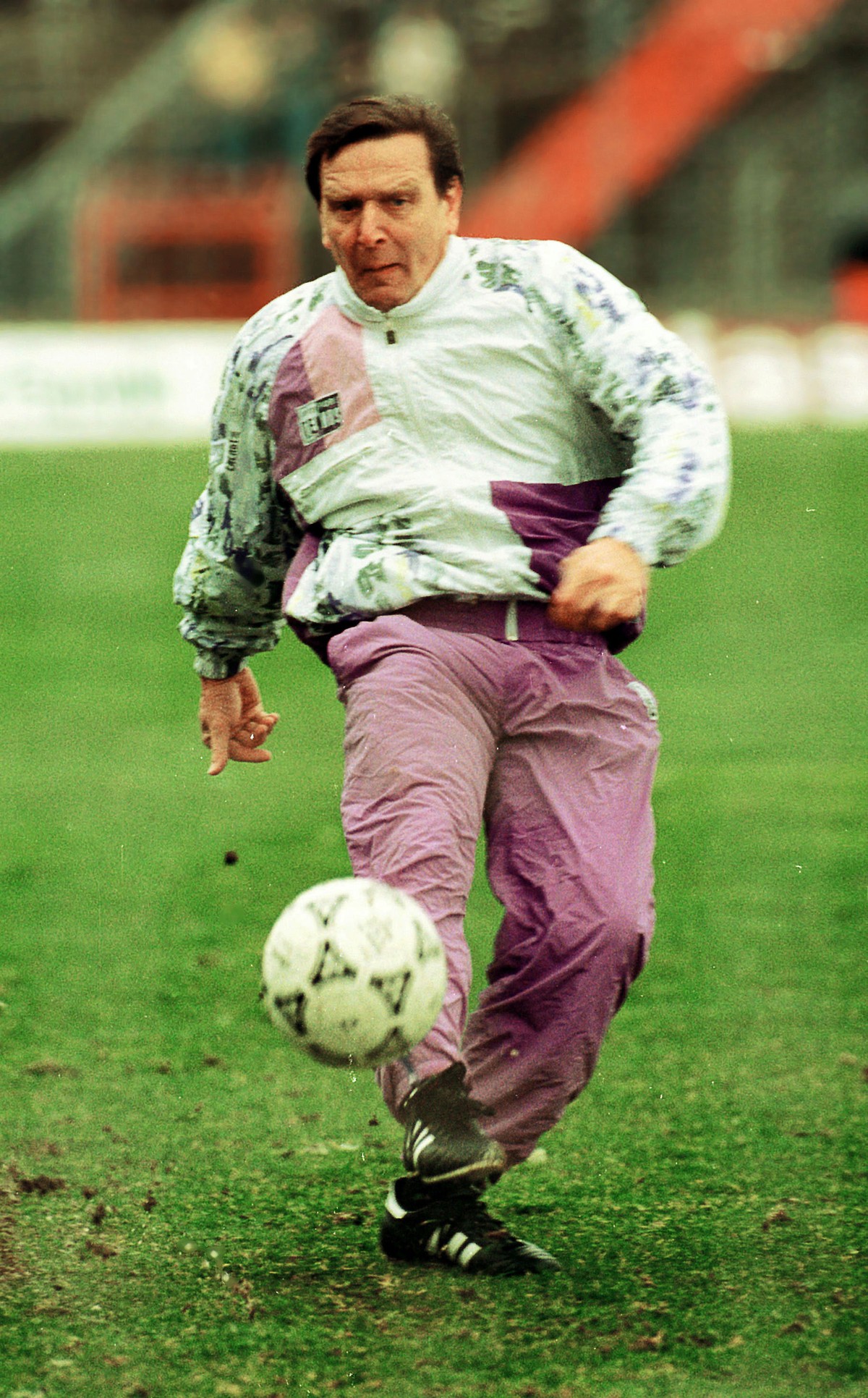 Ehemaliger Kanzler und ehemaliger Freizeitkicker. "Acker" wurde Gerhard Schröder wegen seines kraftvollen Spiels genannt.