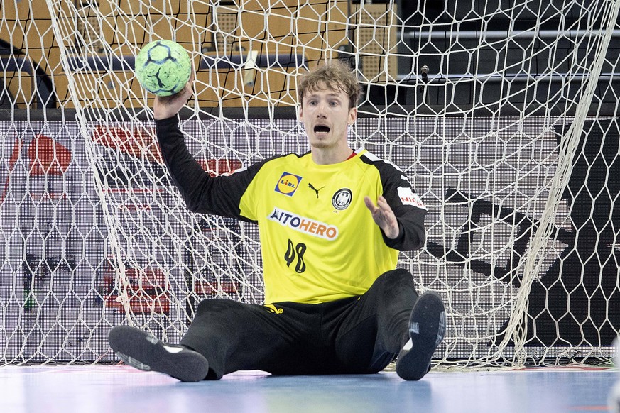 Torwart Till KLIMPKE GER sitzt mit dem Ball in der Hand auf dem Hallenboden, rufend, unzufrieden Handball / Laenderspiel der Maenner, Testspiel, Freundschaftsspiel, Deutschland GER - Frankreich FRA 35 ...