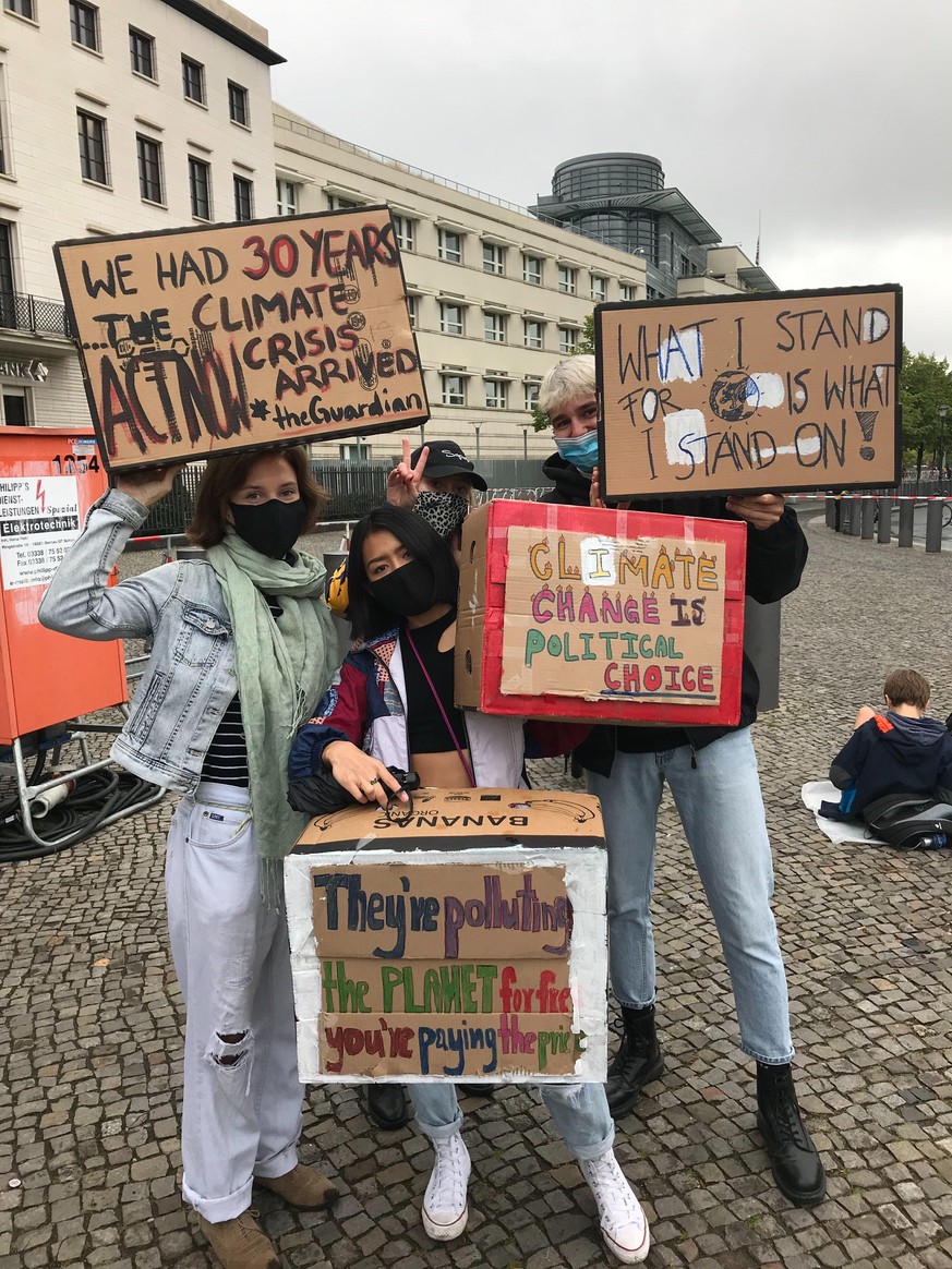 Nach monatelangem Online-Protest zurück auf die Straße: Romy, Chanatda, Julia und Simon.