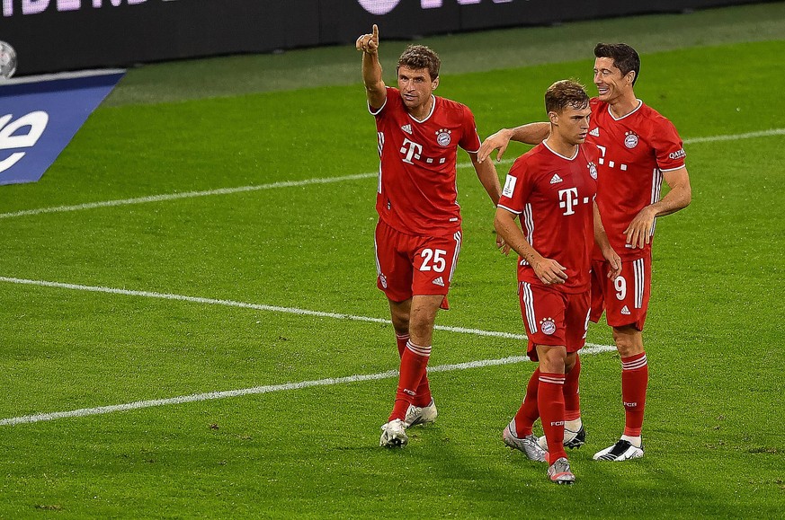 GER, FC Bayern - Borussia Dortmund, Fussball, Supercup, 2020/2021, 30.09.2020 2:0 Tor, Jubel, v.l. Torschuetze Thomas Mueller, Joshua Kimmich, Robert Lewandowski Bayern Muenchen, 30.09.2020, Fussball, ...