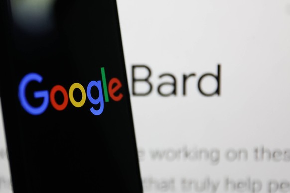 Illustrazioni dell'immagine di Google Bard Il logo di Google visualizzato sullo schermo del telefono e il simbolo Bard sul sito Web di Google visualizzato sullo schermo sono mostrati in questa illustrazione scattata a Cracovia, in Polonia, il 6 febbraio...