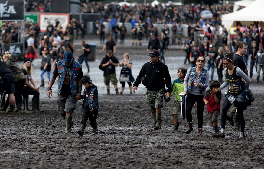 Wacken Wacken Open Air 2017 Freitag WOA der Regen hat sich verabschiedet, dennoch ist das Festival von gruener Wiese in einen See aus Matsch verwandelt. Der Laune der Fans tut dies keinen Abbruch, im  ...