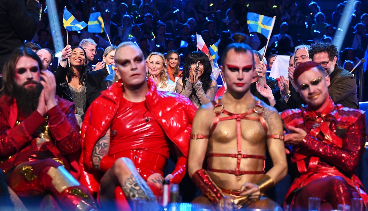14.05.2023, Großbritannien, Liverpool: Loreen (hinten M) aus Schweden reagiert während der Abstimmung beim Finale des 67. Eurovision Song Contest (ESC) in der M&S Bank Arena. Im Vordergrund sind L ...