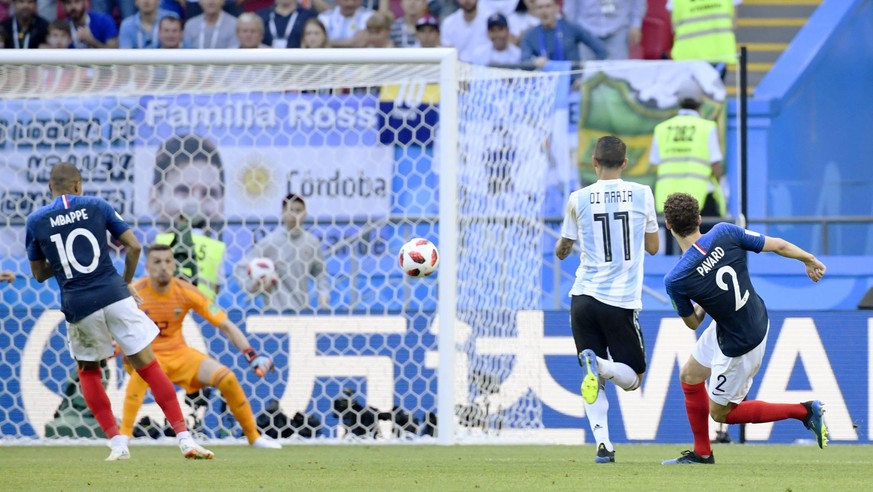 Gleich klingelt's: Pavard (r.) erzielte mit seinem Volleyschuss den 2:2-Ausgleich im WM-Achtelfinale gegen Argentinien. 