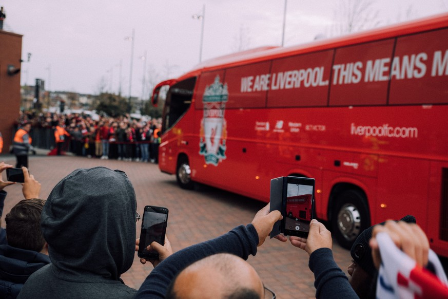 Der Mannschaftsbus kommt in Anfield an.
