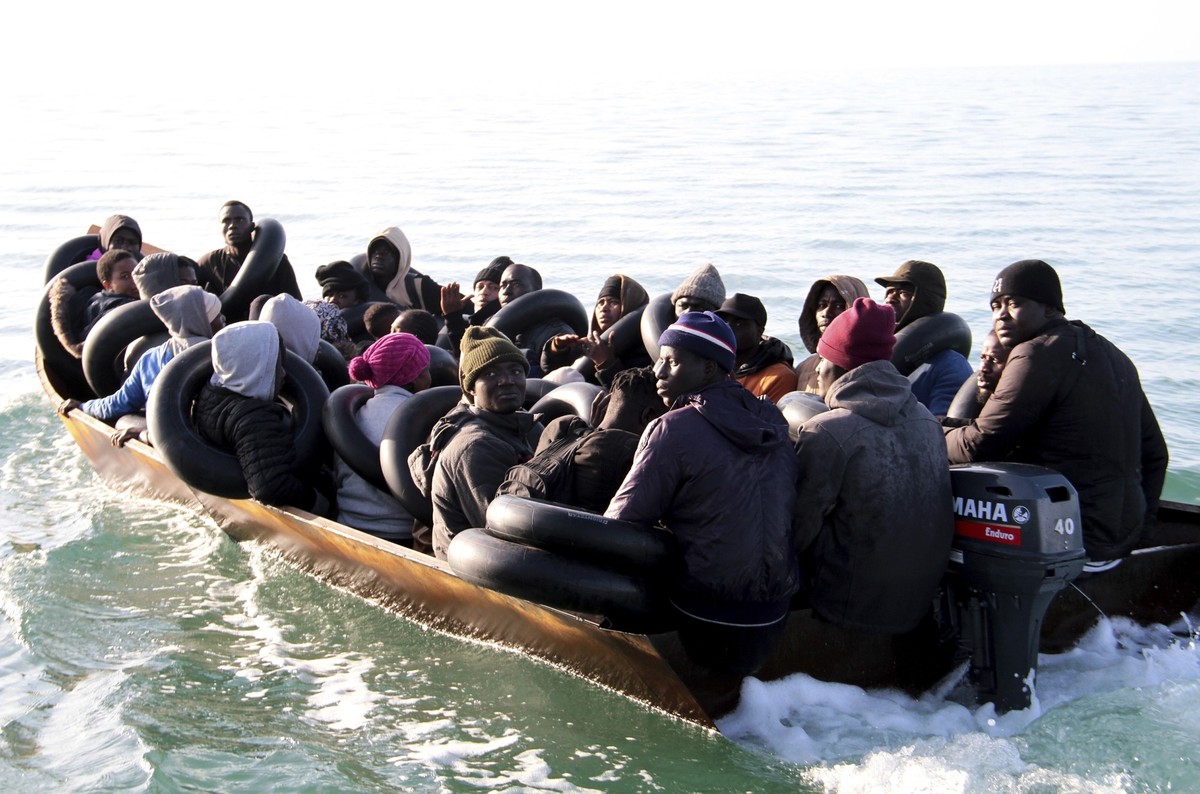 ARCHIV - 18.04.2023, Tunesien, ---: Migranten, hauptsächlich aus Afrika südlich der Sahara, werden in der Nähe von Sfax von der tunesischen Nationalgarde bei dem Versuch aufgehalten,über das Mittelmee ...