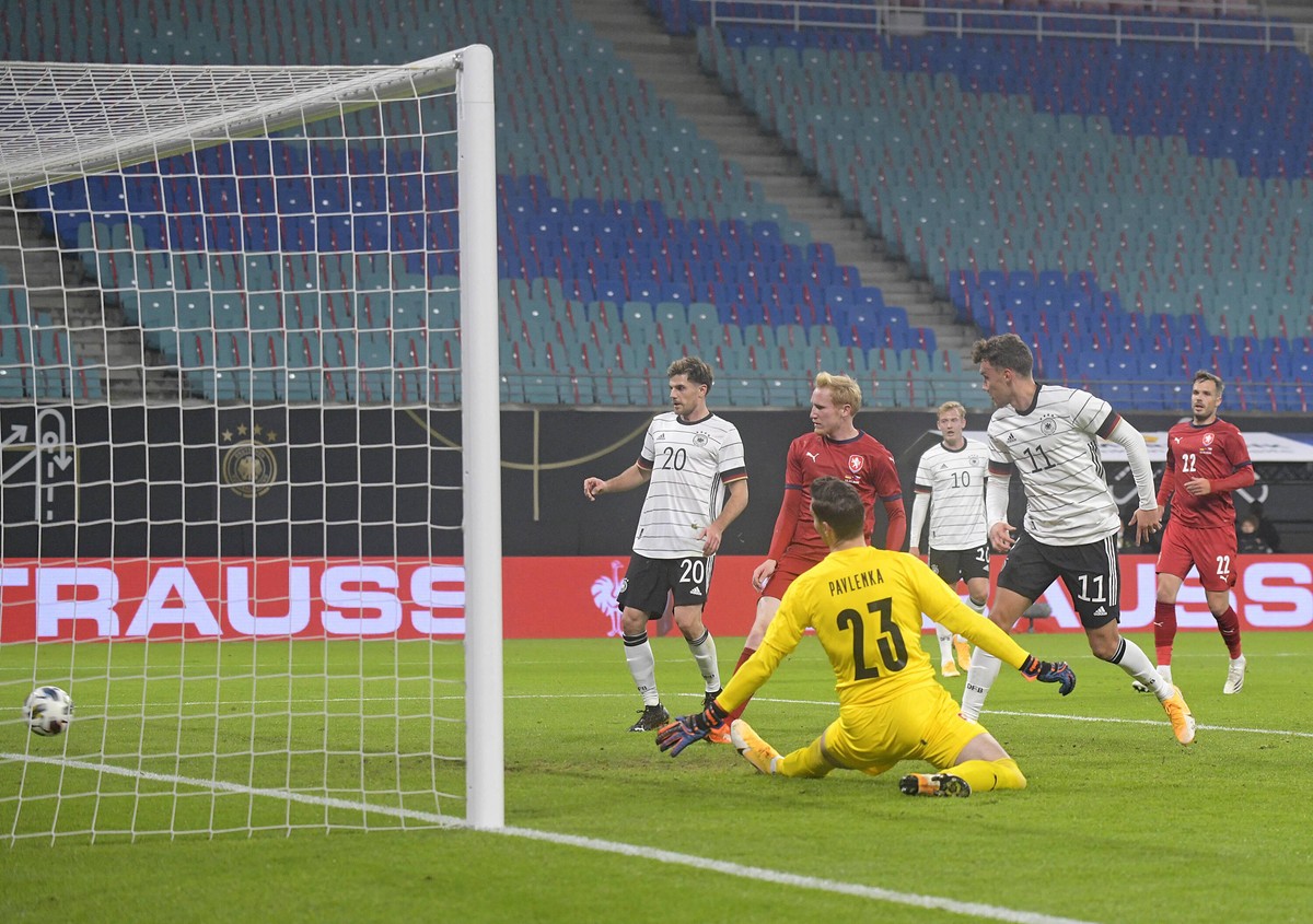 11.11.2020, Fussball Freundschaftsspiele 2020/21, Länderspiel, Deutschland - Tschechien, in der Red-Bull Arena Leipzig. Tor zum 1:0, L-R Torwart Jiri Pavlenka Tschechien gegen Torschütze Luca Waldschm ...