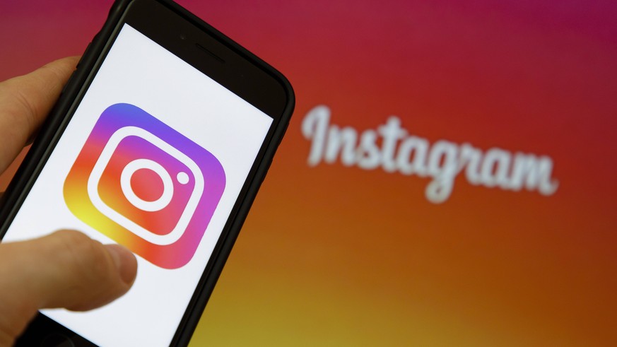 Das Logo von instagram wird auf einem Smartphone angezeigt. Berlin, 04.10.2018. Berlin Deutschland *** The logo of instagram is displayed on a smartphone Berlin 04 10 2018 Berlin Germany PUBLICATIONxI ...