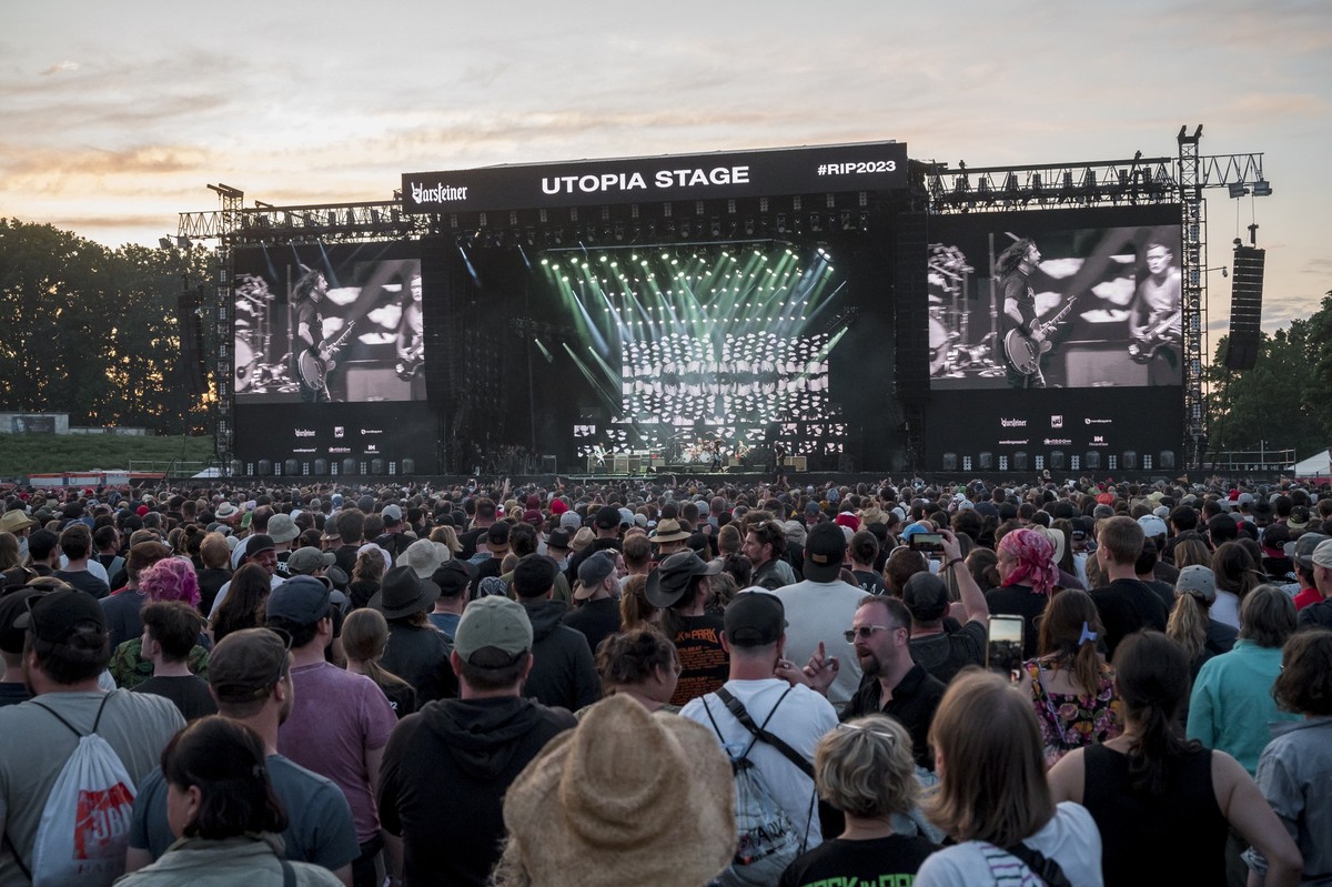 ARCHIV - 04.06.2023, Bayern, Nürnberg: Besucher und Fans stehen beim Auftritt der Foo Fighters auf der Utopia Stage beim Abschluss des Open-Air-Festivals Rock im Park vor der Bühne. (zu dpa: «Bisher r ...