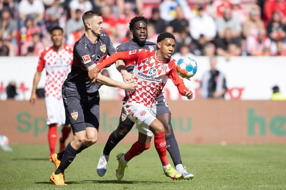 Jean-Paul Boëtius hier im Zweikampf mit den Stuttgartern Sasa Kalajdzic (l.) und Orel Mangala (M.)