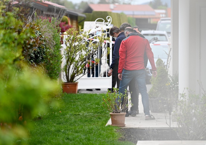 SYMBOLBILD - 06.05.2021, Österreich, Wals-Siezenheim: Polizeibeamte untersuchen den Tatort. Ein 51-jähriger Mann soll seine Ex-Partnerin und ihre Mutter getötet haben. Der Mann stellte sich, bewaffnet ...