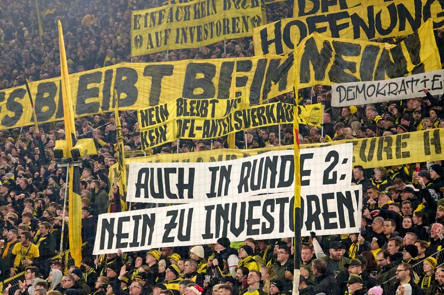 09.12.2023, Nordrhein-Westfalen, Dortmund: Fu�ball: Bundesliga, Borussia Dortmund - RB Leipzig, 14. Spieltag, Signal Iduna Park. Dortmunds zeigen Transparente gegen Investoren in der DFL. Foto: Bernd  ...