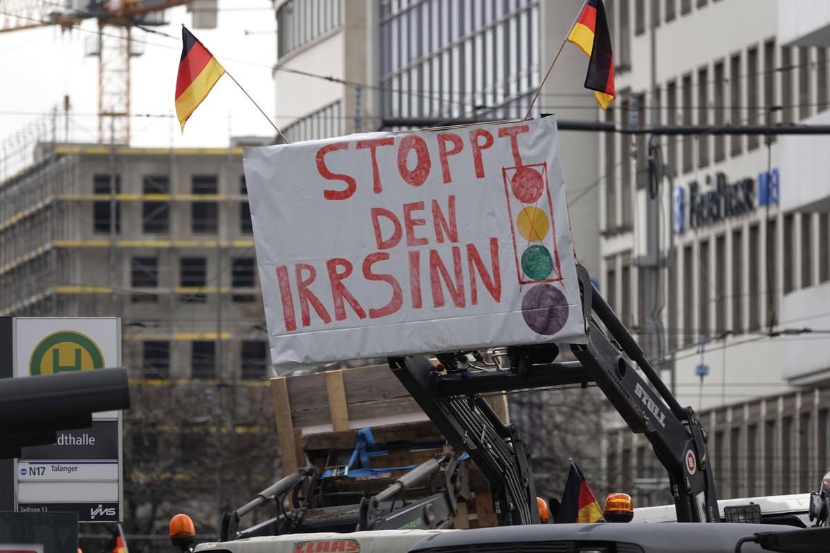 Bauernprotest 17.02.2024, Chemnitz, Politik, Bauernprotest F�r den Samstag rief die Vereinigung Land schafft Verbindung Sachsen e.V. zu einem Fahrzeugkorso und einer Kundgebung auf. Das Motto ist: Bew ...