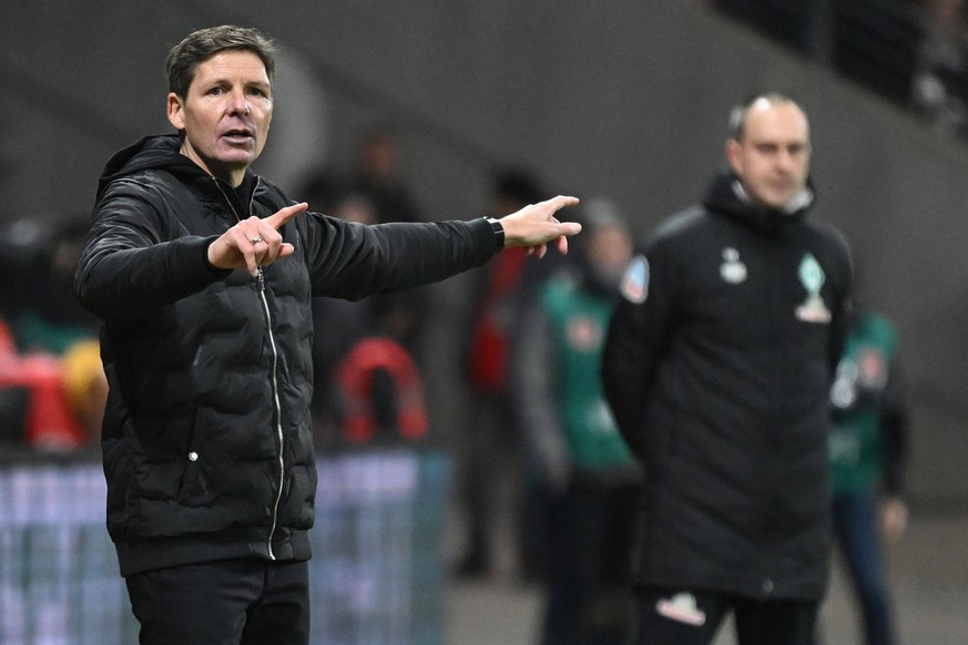 18.02.2023, xjhx, Fussball 1.Bundesliga, Eintracht Frankfurt - SV Werder Bremen emspor, v.l. Trainer Head coach Oliver Glasner of Eintracht Frankfurt gestikuliert gibt Anweisungen mit den Armen gestik ...